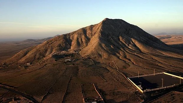 Imagen de la montaña mágica de Tindaya, en Fuerteventura