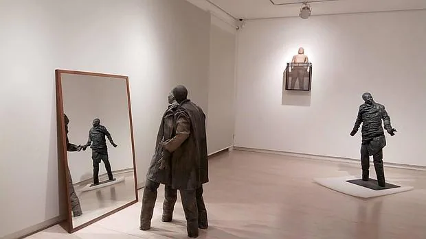 Detalle del montaje de la exposición en Madrid, que recupera al Juan Muñoz escultor y redescubre al grabador