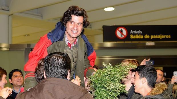 Morante de la Puebla, en volandas en el aeropuerto de Sevilla