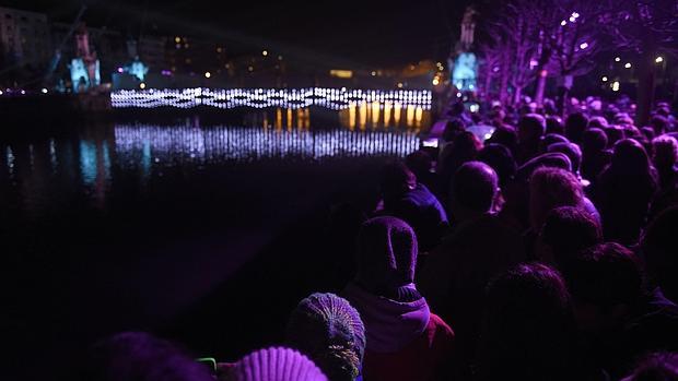 Espectadores tratan de seguir el transcurso del espectáculo «Puente de la convivencia»