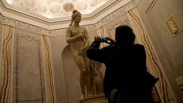 Un visitante fotografía a Venus en el Museo Capitalino