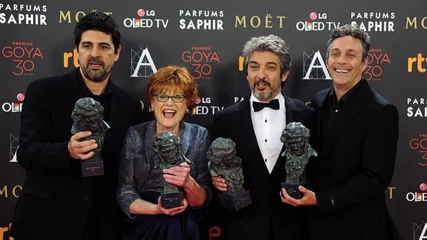 El director Cesc Gay, la productora Marta Esteban, el actor Ricardo Darin y el guionista Tomas Aragay celebran el éxito de «Truman»