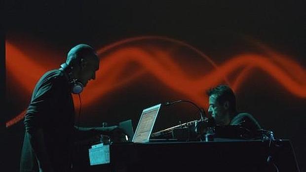 Saverio Evangelista y Arturo Lanz (derecha) durante un concierto de Esplendor Geométrico