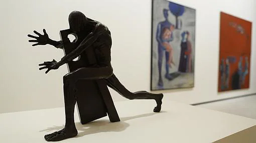 En primer plano, «Intento de fuga 3», escultura de Sami Mohammad