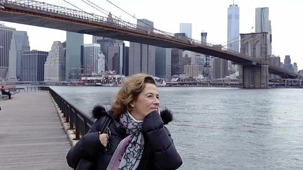 La escritora Julia Navarro, con el puente de Brooklyn al fondo