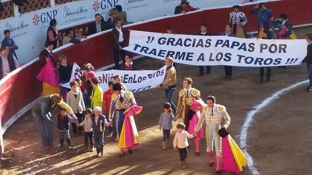 Morante, El Payo y Ponce dan la vuelta al ruedo con los niños