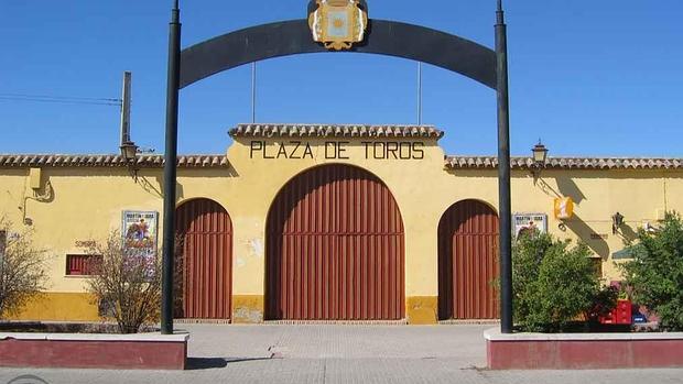 Fachada principal de la plaza de toros de Écija