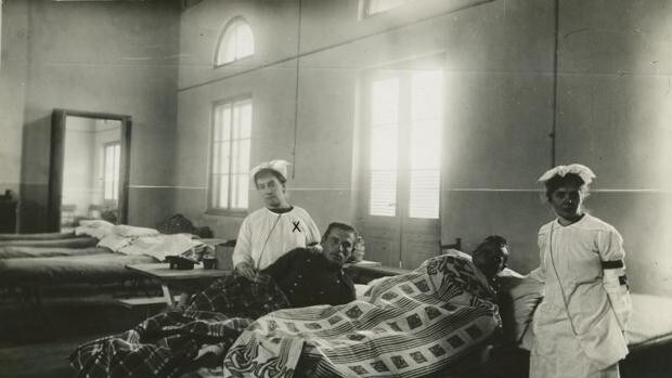 Sofía Casanova, en la sala de heridos del hospital de la Estación de Varsovia
