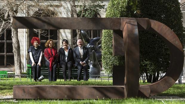 Juana de Aizpuru, Rosina Gómez-Baeza, Lourdes Fernández y Carlos Urooz, junto a una obra de Chillida en el jardín del Museo Reina Sofía