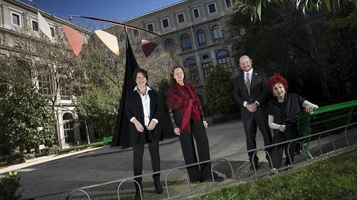 Lourdes Fernández, Rosina Gómez-Baeza, Carlos Urroz y Juana de Aizpuru, junto a un móvil de Calder, en el jardín del Museo Reina Sofía