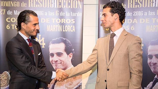 Iván Fandiño y Morenito de Aranda se estrechan la mano durante la presentación del cartel