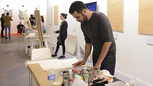 Gil Antonio Munuera pintando con las manos