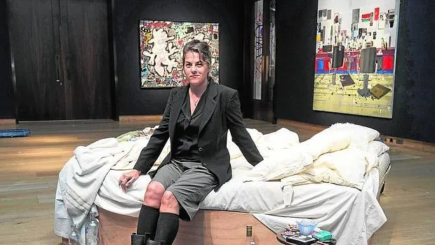 La artista británica Tracey Emin, junto a una de sus piezas más conocidas, «The Bed»
