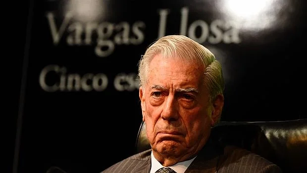 Mario Vargas Llosa, con semblante serio, durante la rueda de prensa de presentación de «Cinco esquinas»