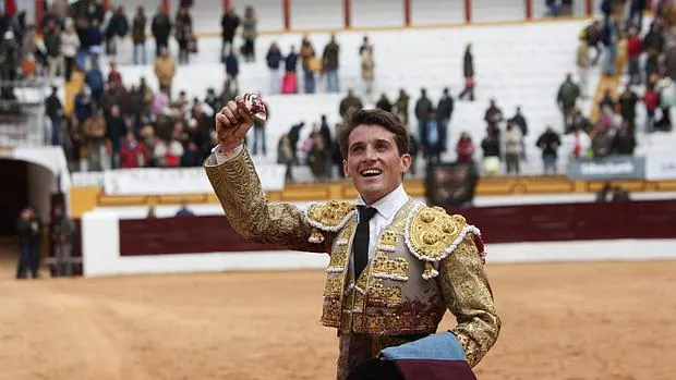 Alfonso Cadaval muestra su trofeo en la novillada de Olivenza