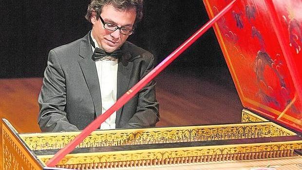 Yago Mahúgo, sentado ante el pianoforte