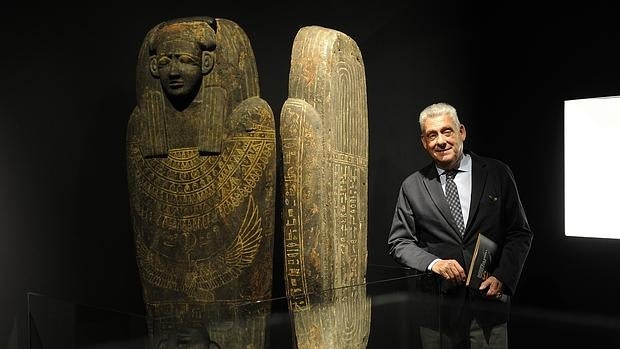 El director del museo, Jordi Clos, junto al sarcófago de Unnefer