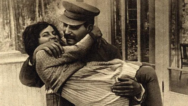 Stalin sostiene cariñoso a su hija Svetlana, en una foto de fecha indeterminada