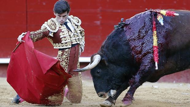 José Garrido torea de rodillas al toro que desorejó