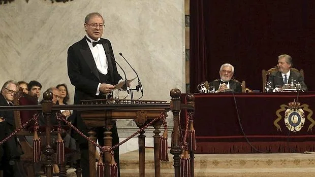 Félix de Azúa durante su discurso de ingreso en la Real Academia Española (RAE)