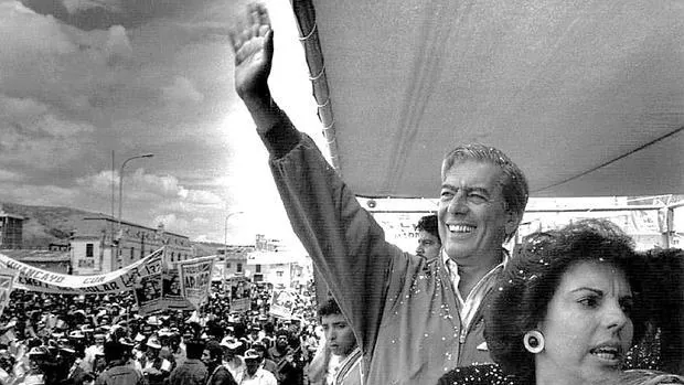 Vargas Llosa y su mujer entonces, Patricia Llosa, en un acto en 1990 como candidato a la presidencia de Perú