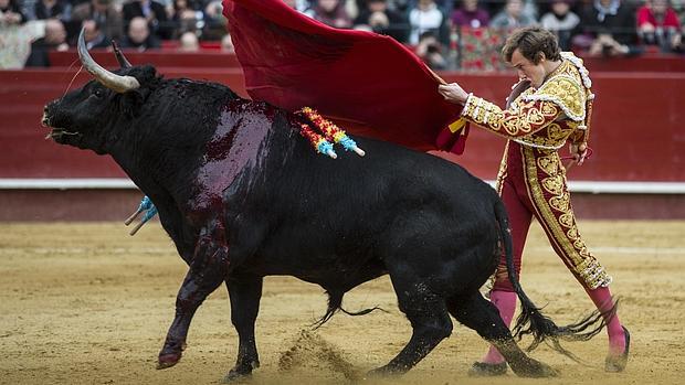 Román, durante la faena a uno de sus toros