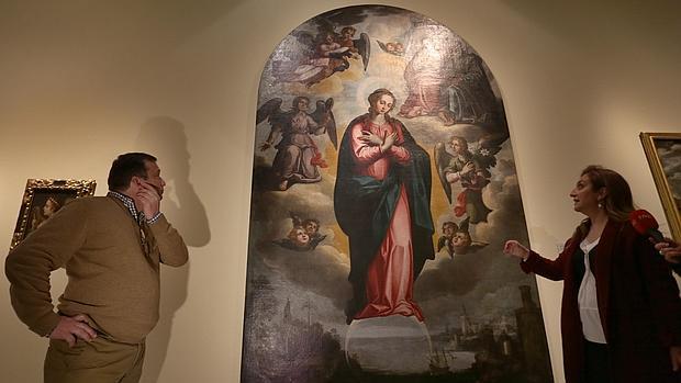 Ignacio Cano y Valme Muñoz junto a una «Inmaculada» de Pacheco