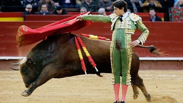 El diestro peruano Roca Rey arrasa, corta tres orejas y sale en hombros