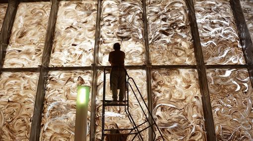 Miquel Barceló, creando su gran fresco de arcilla efímero en la Biblioteca Nacional de Francia