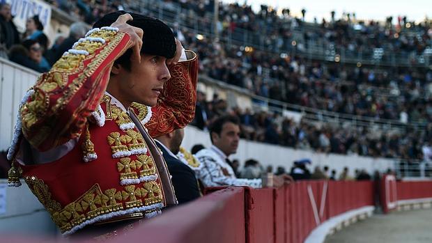 Sebastián Castella se ajusta la montera en Arles