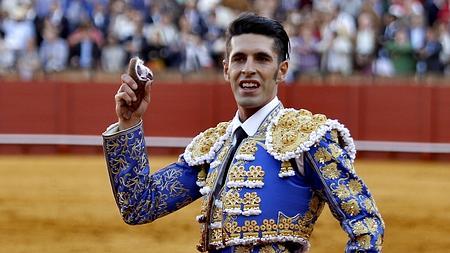 Talavante pasea la oreja del sobrero