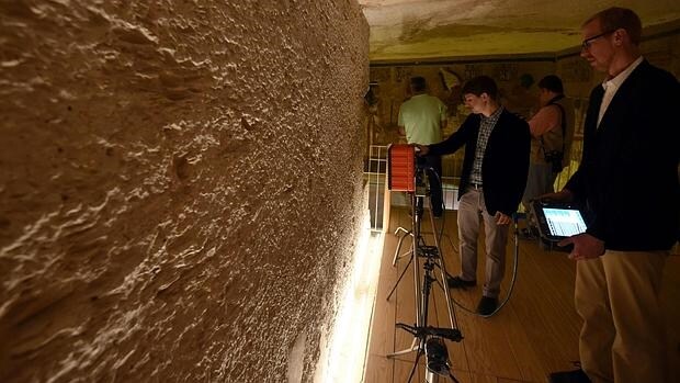 Un experto muestra a los periodistas cómo funciona uno de los radares usados en la tumba de Tutankamón