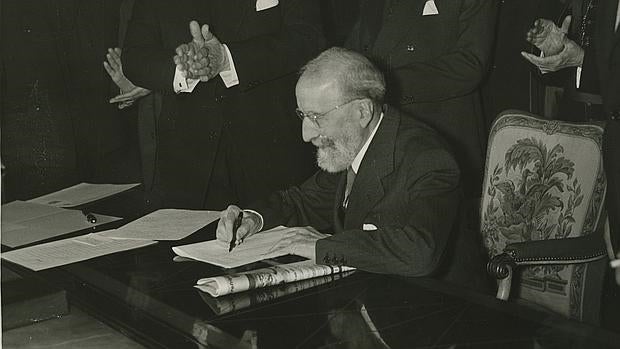 Ramón Menéndez Pidal, en 1960, durante la firma del acto de cesión del Cantar de Mio Cid a la Biblioteca Nacional.