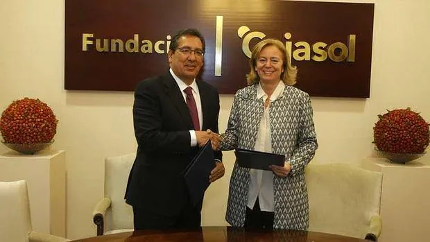 Antonio Pulido, presidente de la Fundación Cajasol, y Catalina Luca de Tena, presidenta editora de ABC, tras la firma.