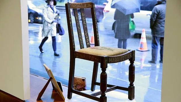 Sale a subasta una silla utilizada por J. K. Rowling para escribir «Harry Potter»