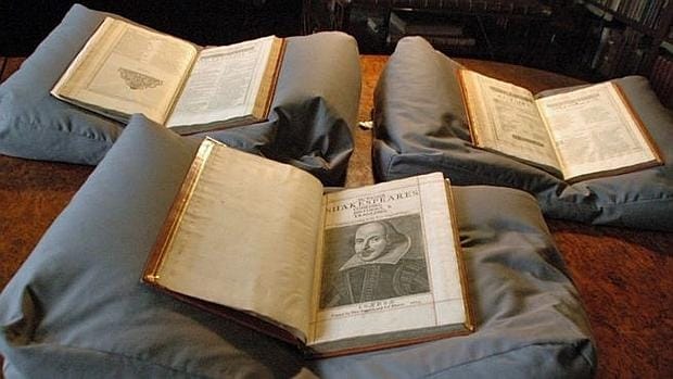El libro, cuyo nombre original era «Comedias, Historias y Tragedias de William Shakespeare», estaba abandonado en la biblioteca de Mount Stuart House