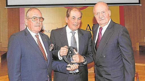 Eduardo y Antonio Miura invitaron al Rey a su ganadería en la entrega del Premio Taurino ABC