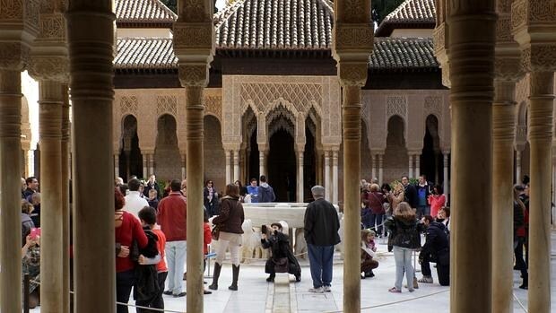 El Patio de los Leones, de La Alhambra, llena de visitantes