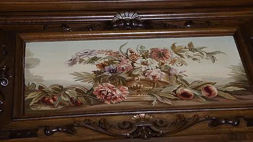 Junto a los siete tapices de las fábulas de La Fontaine, se compraron tres de menor tamaño con motivos florales y frutales que estaban en el dintel sobre las puertas