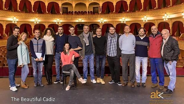 El equipo de Chiriparsa Entertaiment y la película 'The beautiful Cadiz', en el Falla.