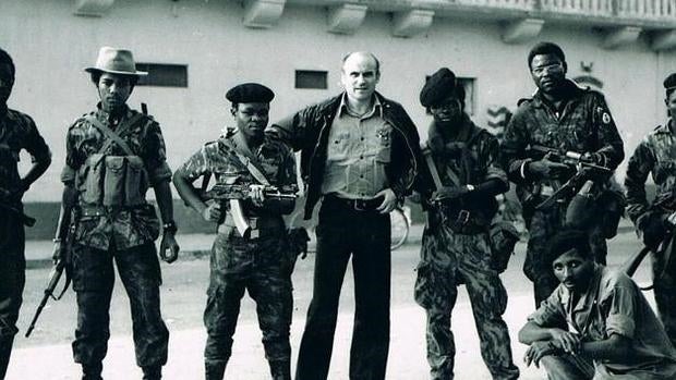 Kapuscinski (en el centro de la imagen) durante uno de sus viajes por África