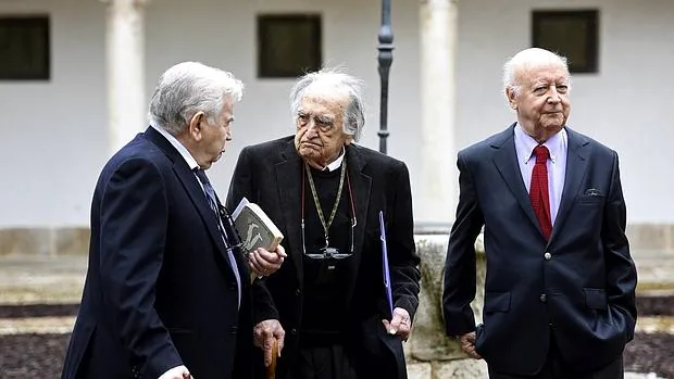 Los tres escritores en la Universidad de Alcalá, antes de su encuentro sobre Cervantes