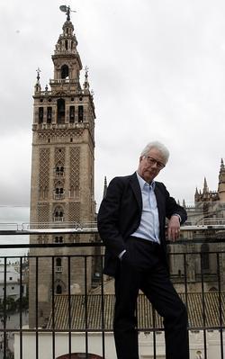 Follet, ante la Giralda