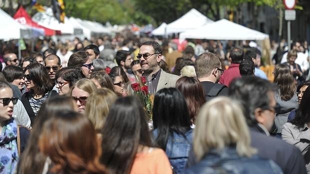 Sant Jordi volverá a sacar a la calle de los catalanes en busca de libros y rosas