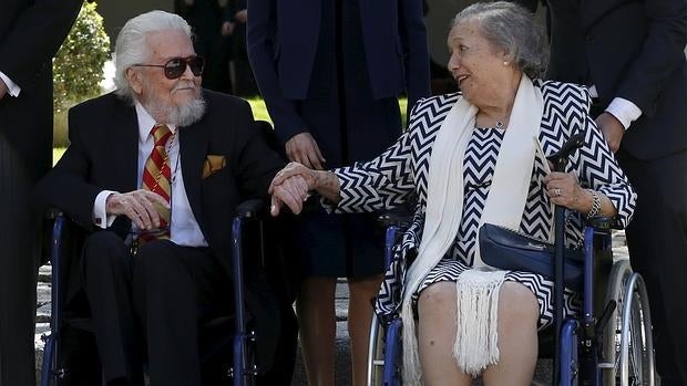 Fernando del Paso y su esposa, cogidos de la mano, al final del acto