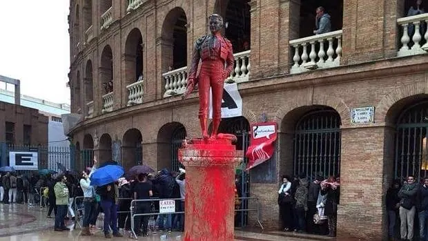 Nueva salvajada antitaurina: embadurnan de pintura roja la estatua a Montoliu