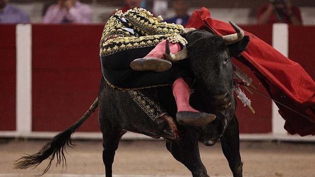 Morante de la Puebla sufrió una fea voltereta con el toro de regalo