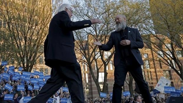 Michael Stipe y Bernie Sanders en New Haven, Connecticut