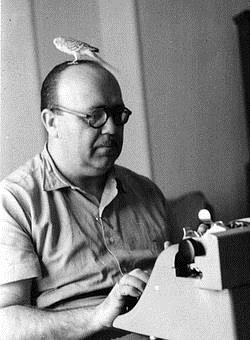 José Mallorquí, en 1995, trabajando con un periquito sobre la cabeza