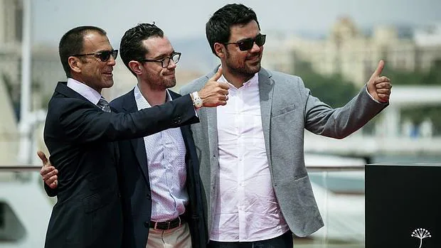 El director Carles Torras, junto a los actores Martín Bacigalupoy Timothy Gibbs, el miércoles posando en el puerto malagueño tras presentar su película «Callback»